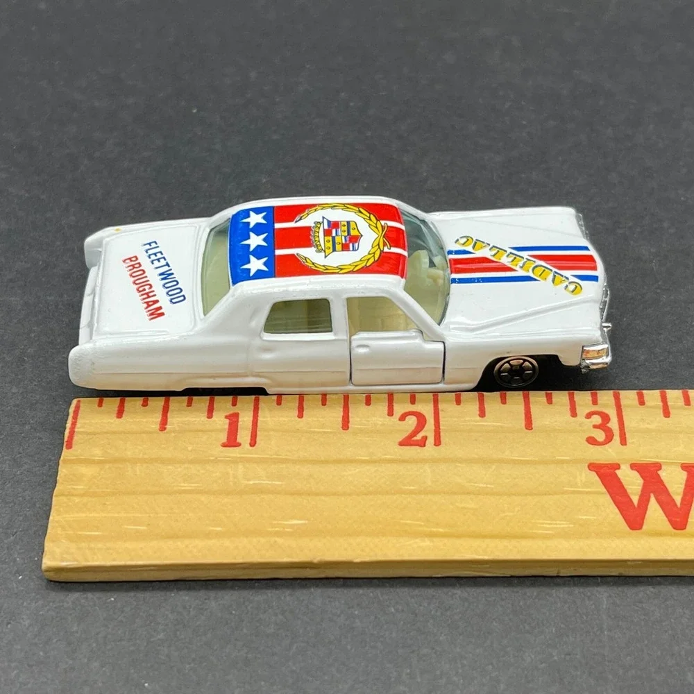 Yatming 1970's Cadillac Fleetwood Brougham Car White Diecast‎ 1/64 Opening Doors